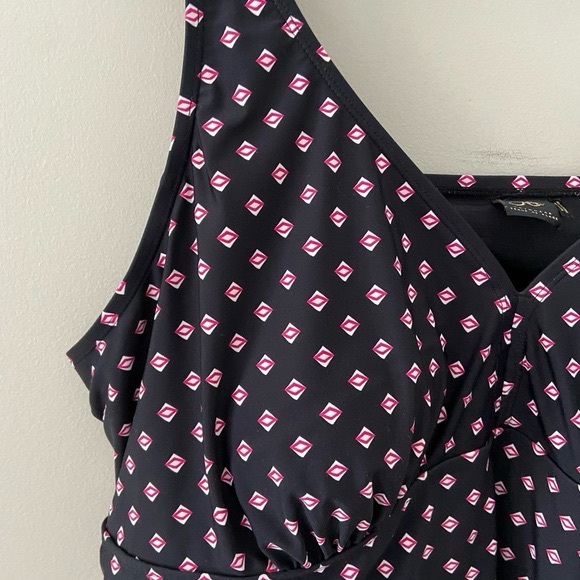 Penningtons One Piece 4X5X Abstract Print Curve Tiered Hem Dress Swimsuit - Picture 1 of 6